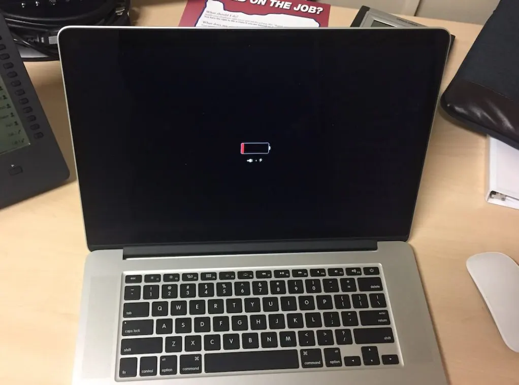 MacBook не заряжается - диагностика и ремонт MacBook в Праге